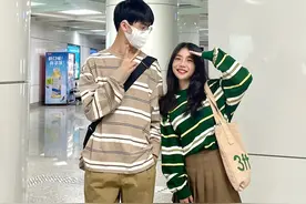 高颜值情侣穿搭，158女友和178男友甜蜜同框，越看越般配图片