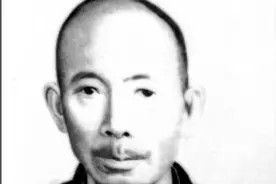 76年江西老汉要摸军博馆文物被制止，他哽咽道：这是我背回来的！图片