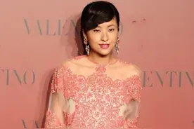 陈奕迅老婆好拼！穿芭比粉硬走少女路线，厚粉底遮不住肤色黑黄图片