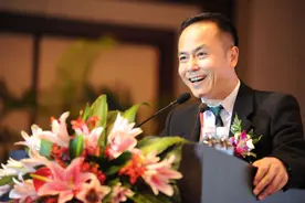 浙江隐形富豪：与马云称兄道弟，如今身价百亿，娶小20岁明星妻子图片