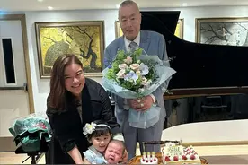 刘诗昆庆祝85岁生日，称看到子女长大很开心，女儿已三岁儿子半岁图片