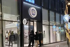 双标行为引发信任危机，加拿大鹅“一地鹅毛”图片