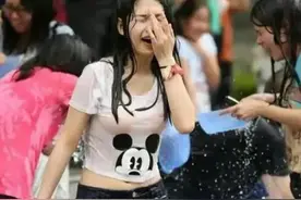 云南"泼水节"不雅事件，一名身材丰满的女子被众男子围攻呲水图片