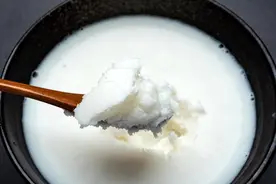 熬猪油，只放盐是外行，多放2样，一夏天都不坏，又白又香还不腥图片
