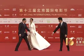 北影节红毯尴尬瞬间：赵小棠摔跤，胡先煦变样，张颂文举止暖人图片
