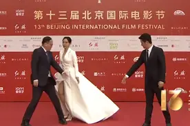 北影节红毯尴尬瞬间：赵小棠摔跤，胡先煦变样，张颂文举止暖人图片