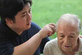 66岁瑞士老头，与19岁中国小伙生活14年，遗愿：将我安葬在中国图片