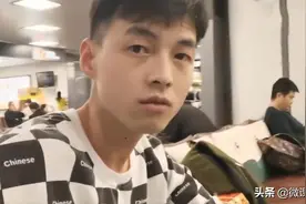 父母苦寻被拐儿子25年，面对亲子鉴定结果，儿子却质疑是假的图片