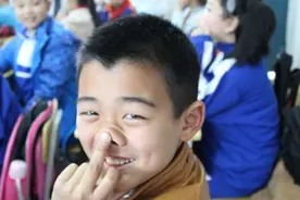 小学生独坐后排，“打地铺”倒头就要睡，疑似被老师、同学孤立图片