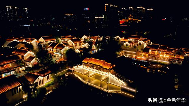 黄州遗爱湖畔夜未央，华灯织锦映湖光