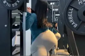 一孕妇挺着大肚子撸铁，动作游刃有余惊呆网友：一般人不敢干图片