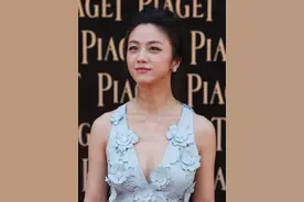 “一脱成名”的汤唯，把衣服穿上了图片