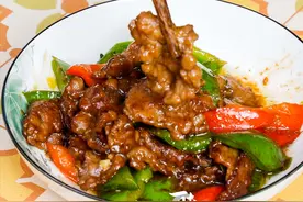 青椒牛肉的家常做法，这样做肉质细嫩，香辣开胃，下酒又下饭图片