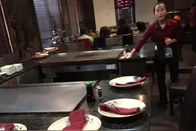 我在美国中餐厅打工，每个月工资两万，顾客喜欢给小费图片