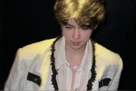 冲上热搜！千万粉丝网红何秋亊宣布停播，曾因上音乐节惹争议图片