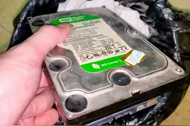 旧电脑拆下的硬盘只需一个工具就可以变成移动硬盘图片