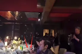 向华强全家赴高级晚宴，葛优罕见露面精神足，64岁阎维文当场献唱图片