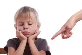 孩子做错事，逼着他道歉，其实是最残忍的教育方式图片