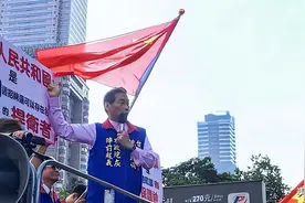 台湾“黑帮大佬”张安乐，扛五星红旗游行，不顾危险促进祖国统一图片
