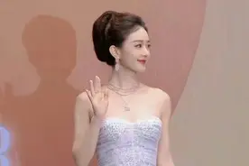 热巴，赵丽颖拼“人鱼裙”，女星红毯秀清凉，不料男星们还在过冬图片