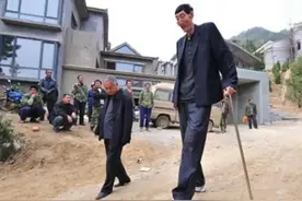 世界上最高的人，10岁时就快2米了，成年后体重将近450斤图片