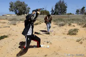 几万发子弹打不死人！非洲民兵的奇葩打法，AK高举头顶豪放扫射图片