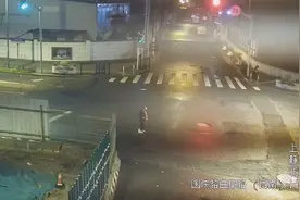 七旬聋哑老人深夜赤脚蹒跚街头，静安警方凭一串字迹找到家属图片