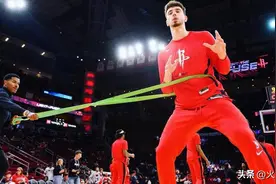 恭喜申京！2年长高6.35厘米，身高接近7尺，坐稳火箭主力中锋位置图片