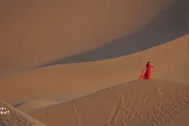 中国距离城市最近的沙漠，大漠孤烟直的景象就在灯火辉煌的城市边图片