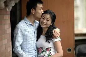 46岁的单身妈妈与23岁的小伙闪婚6年后，人人羡慕图片