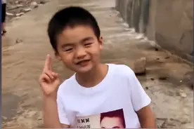 舅舅将征婚信息印在外甥衣服上：月收入不到30万，网友：我当舅妈图片