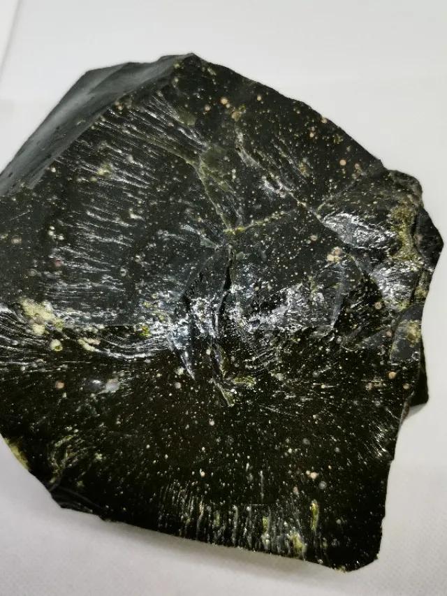 玻璃陨石 玻璃陨石多少钱一克_品学知识网