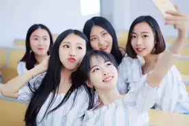 大学女生晒返校行李箱，打开竟是满满的牛奶，男生：怪不得我败了图片