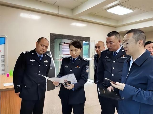 16岁从警入职43年，上班穿4000元短袖，警号030008狠角色终于落网