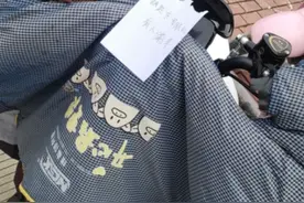 这位外卖小哥好暖心！成功“救”下一辆电动车 ！图片