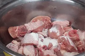 花2000学的炖鸡配方，鸡肉鲜嫩入味，不腥不柴，学会给家人露一手图片