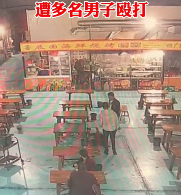 咸阳一女子在美食城被多男追打