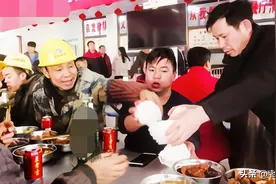 深圳老板请工友，豪饮10瓶茅台，吃光40盘贵菜，买单时却难以置信图片