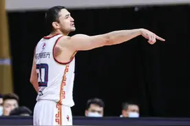 你见过如此惨烈的CBA吗？主教练上场打满48分钟，球员累到跪地图片