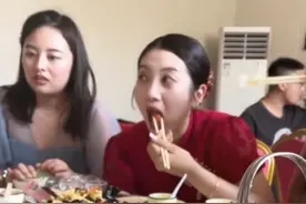 新娘子在婚宴上大吃大喝，吓到了旁边的伴娘，网友：喜欢她这性格图片