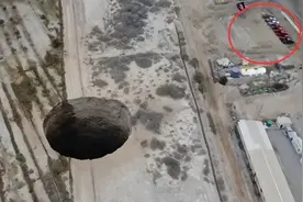 地球上不断出现神秘巨坑：越来越大，深不见底，这是什么预兆？图片