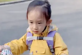 陈小春次子骑单车，扎马尾像女孩儿，网友担心会导致性别认知障碍图片