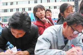满55周岁的下岗男职工，2022年真的要提前退休了？正确答案在这里图片