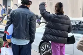 张歆艺夫妇接娃放学，全家打扮潮流好吸睛，袁弘负责拎包好像保姆图片