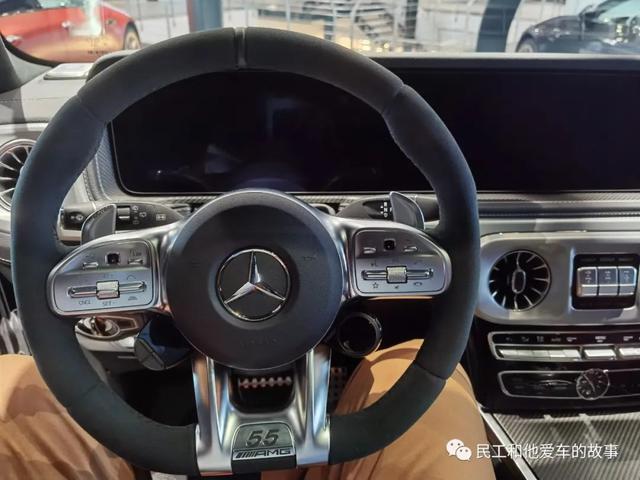 55周年的AMG G55售价要300多万，热辣的红内有点闷骚。