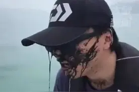 深圳一男子钓到乌贼后多看了一眼，被喷了一脸墨汁，嘴巴鼻子都是图片