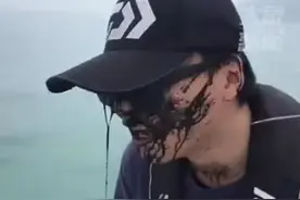 深圳一男子钓到乌贼后多看了一眼，被喷了一脸墨汁，嘴巴鼻子都是图片