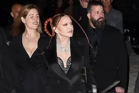 64岁麦当娜真放飞！外出只穿渔网袜，“塑料脸”没褶脖子太松弛图片