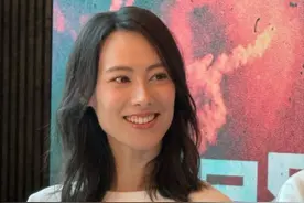 35岁梁洛施复出，新片演母亲！健身秀肌肉，香港豪门大儿子已14岁图片