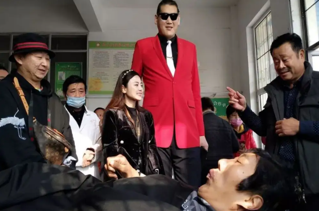 一亿米的巨人美女是谁 一亿米的巨人美女古风